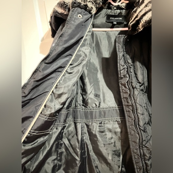 Fur lined neck, Black Winter Jacket with inner lining and pockets - Picture 4 of 5